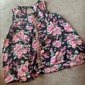 Beautiful, flowy, floral sleeveless top 🥰